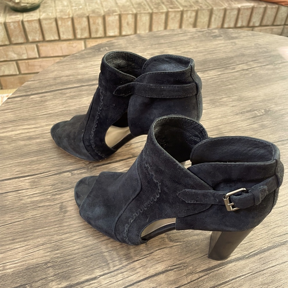 Vince Camuto Open-Toe booties; black; size 8